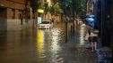 Vecinos del barrio de Bellvitge achican agua en sus casas, a 4 de octubre de 2026, en L'Hospitalet de Llobregat, Barcelona, Catalunya (España).