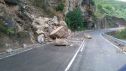 Una roca de grandes dimensiones obstaculiza buena parte de la calzada.