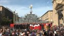 La talla de la Virgen del Pilar ya corona la estructura metálica de la Ofrenda