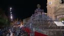 Los primeros oferentes ya han empezado a llegar a la plaza del Pilar, donde la Virgen empieza a recibir sus primeras flores.
