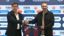 Albert Rudé posa con el director deportivo de la SD Huesca