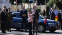 El rey Felipe VI (c-d) y la reina Letizia (c-i) junto al presidente de Melilla, Juan José Imbroda (i), saludan a los ciudadanos de Melilla este miércoles a su llegada a la ciudad autónoma.