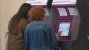 Pasajeros frente a máquinas de autoventa de billetes en la estación de Delicias de Zaragoza.