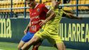 Los jugadores peleando un balón
