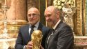 Luis de la Fuente y Rafael Louzán posan con la Copa del Mundo frente a la Virgen del Pilar