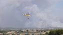Imagen de archivo de un helicóptero trabajando en la extinción del incendio, a 16 de julio de 2026, en Cinco Villas, Zaragoza, Aragón (España).