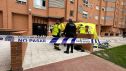 Servicios sanitarios de emergencias atieneden a una mujer de 52 años que finalmente ha fallecido por heridas de arma blanca en Carabanchel, Madrid.