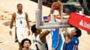 El tapón de Aday Mara a Víctor Wembanyama durante su debut en la NBA