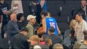 Aday Mara celebra con sus padres en la grada su primer partido en la NBA.