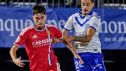 Jaume Jardí peleando un balón junto a un jugador del CE Europa
