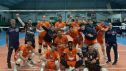 Jugadores y cuerpo técnico del Pamesa Teruel Voleibol celebrando el triunfo en Galicia