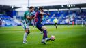 Pascu durante una acción con un jugador del Antequera CF