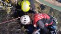 Efectivos de la Guardia Civil atienden al escalador herido tras sufrir una caída en Montrebei.