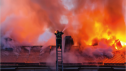Un bombero apaga un incendio.