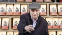 Enrique Vila-Matas posando frente a la puerta de una librería