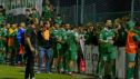 Los jugadores saludan a la afición tras el partido