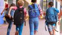 Niños entrando al colegio