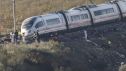 Varias personas de las fuerzas de seguridad la UME y los bomberos trabajan este jueves en la cabecera del convoy del tren Ave de Renfe que colisionó con un tren Iryo ayer en Urda (Toledo).