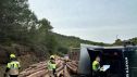 El vuelco de un camión cargado de madera obliga a cortar la A-138 en El Grado (Huesca)