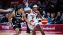 Aisha Sheppard peleando un balón con una jugadora lituana