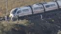UME y los bomberos trabajan en la cabecera del convoy del tren Ave de Renfe que colisionó con un tren Iryo en Urda (Toledo).EFE