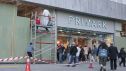 Los comerciantes del centro de Bilbao y San Sebastián están protegiendo sus escaparates ante la amenaza de posibles saqueos y disturbios alentados por 'Blocus' este fin de semana. Luis Tejido