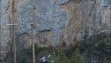 El helicóptero de la Guardia Civil sobrevuela la zona del accidente.
