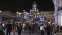 Personas caminan junto a la acampada de Sol este sábado 31 en Madrid. Fernando Villar