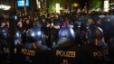 Momentos en los que la policía se ha enfrentado a los manifestantes durante una manifestación en Berlín.