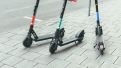 Varios patinetes, en una acera, en una imagen de archivo. / Aragón TV