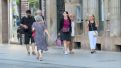 Varias personas pasean por el centro de Zaragoza.