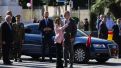 El rey Felipe VI (c-d) y la reina Letizia (c-i) junto al presidente de Melilla, Juan José Imbroda (i), saludan a los ciudadanos de Melilla este miércoles a su llegada a la ciudad autónoma.