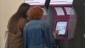 Pasajeros frente a máquinas de autoventa de billetes en la estación de Delicias de Zaragoza.