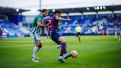 Pascu durante una acción con un jugador del Antequera CF