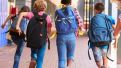 Niños entrando al colegio