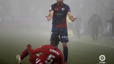 Ferreiro protesta ante la caída del jugador del Atlético Thomas.