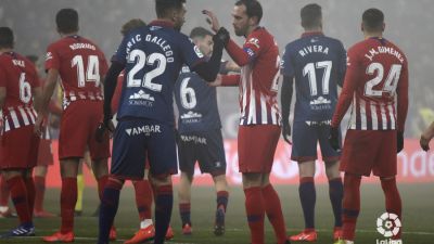 Enric Gallego discute con Godín en un lance del encuentro del pasado sábado.