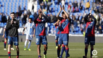 Los jugadores del Huesca, tras el encuentro ante el Leganés.