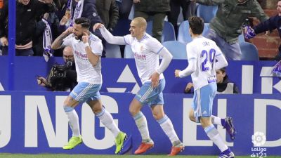 Álvaro Vázquez celebra su segundo gol del partido.