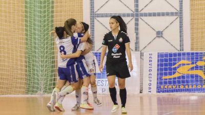 Las jugadoras del Sala Zaragoza celebran un gol.