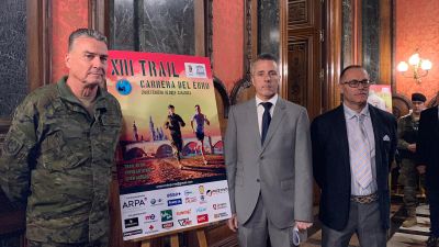 El General Jefe de la Brigada Aragón, José Luis Sánchez, junto con el director general de Deportes, Francisco Javier de Diego y Jesús Arroyo de Unesco Aragón Deporte.