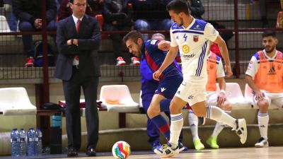 Óscar Villanueva, en un lance del encuentro de ida ante Levante.
