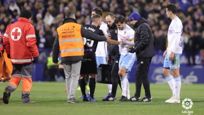 Javi Ros sale lesionado en el partido contra el Málaga.