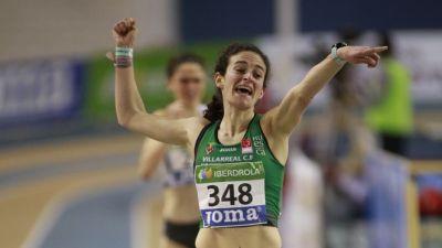 Cristina Espejo muestra su alegría al cruzar la línea de meta. (Foto: RFEA)