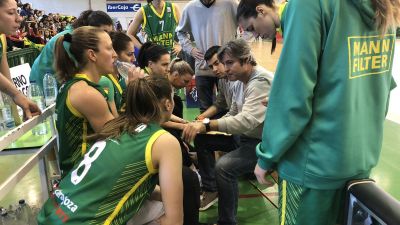Fabián Téllez da instrucciones a sus jugadoras durante un tiempo muerto del partido.