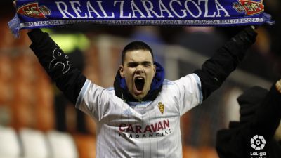 Un aficionado anima al Zaragoza en Lugo.