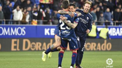Chimy Ávila celebra con Musto la victoria ante el Sevilla del pasado sábado.