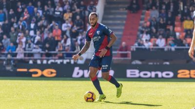 Carlos Akapo, defensa de la SD Huesca, sufre una contractura muscular en el recto anterior del muslo derecho, detectada después de las pruebas realizadas este lunes. El jugador ecuatoguineano realizará trabajo específico para recuperarse de su dolencia y su regreso al equipo dependerá de la evolución de su lesión.  Akapo, que superó hace semanas unas molestias en la rodilla, causó baja en la convocatoria del cuadro azulgrana para jugar en el Coliseum Alfonso Pérez contra el Getafe CF el pasado sábado después de sentir molestias en el último entrenamiento antes del encuentro. Su lugar en la lista lo ocupó el defensor del filial Nacho Uche. Este es un nuevo contratiempo para Francisco, ya que solo cuenta con Etxeita y con Diéguez en defensa para jugar contra el Alavés el próximo partido liguero.