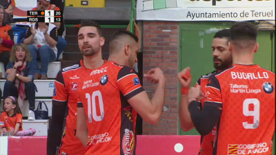 Varios jugadores del CV Teruel celebran un punto en el duelo ante Río Duero Soria.