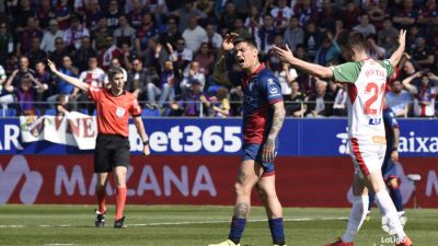 Chimy Ávila protesta una acción del duelo ante el Alavés en El Alcoraz.